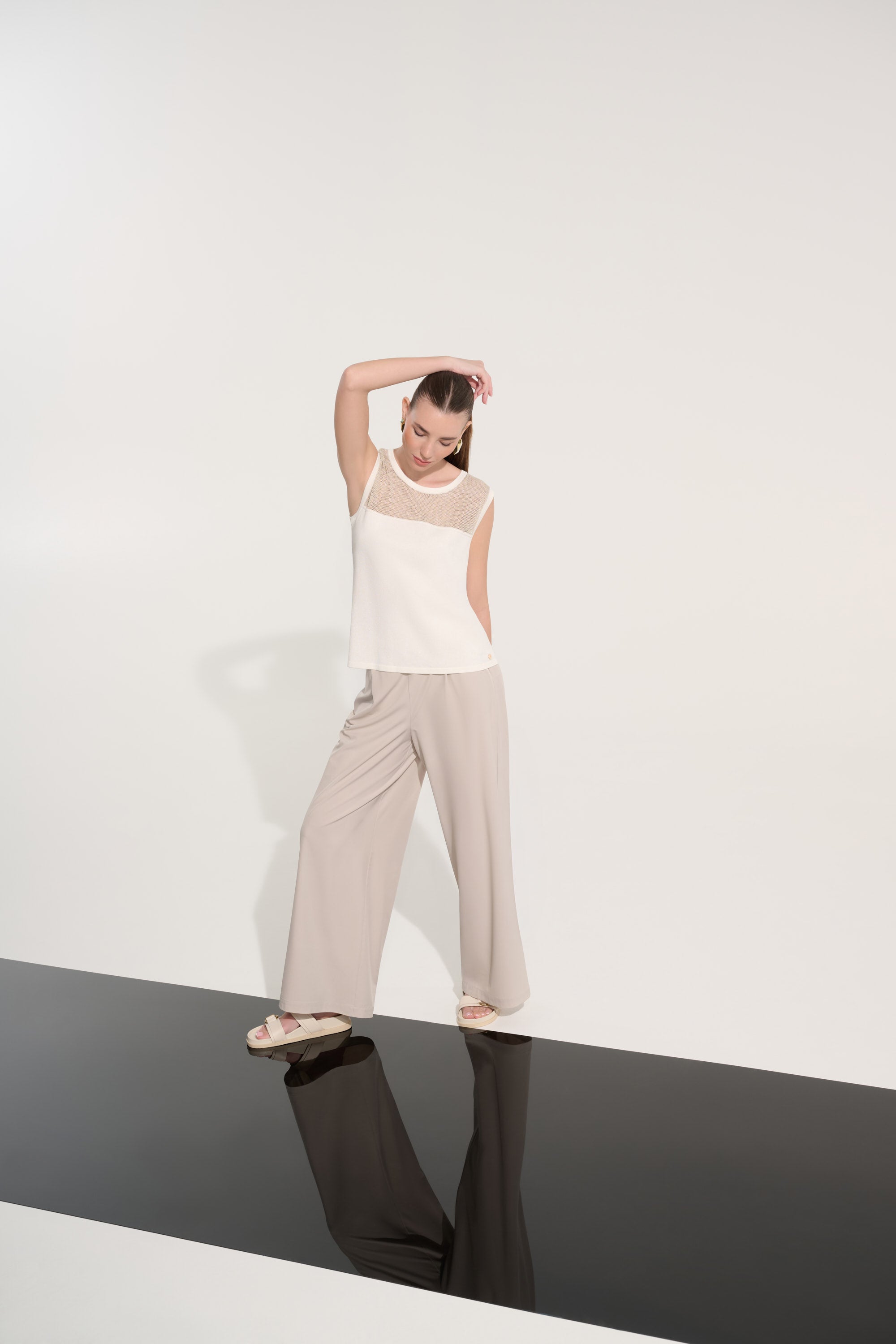 Crew Neck Sleeveless Pullover